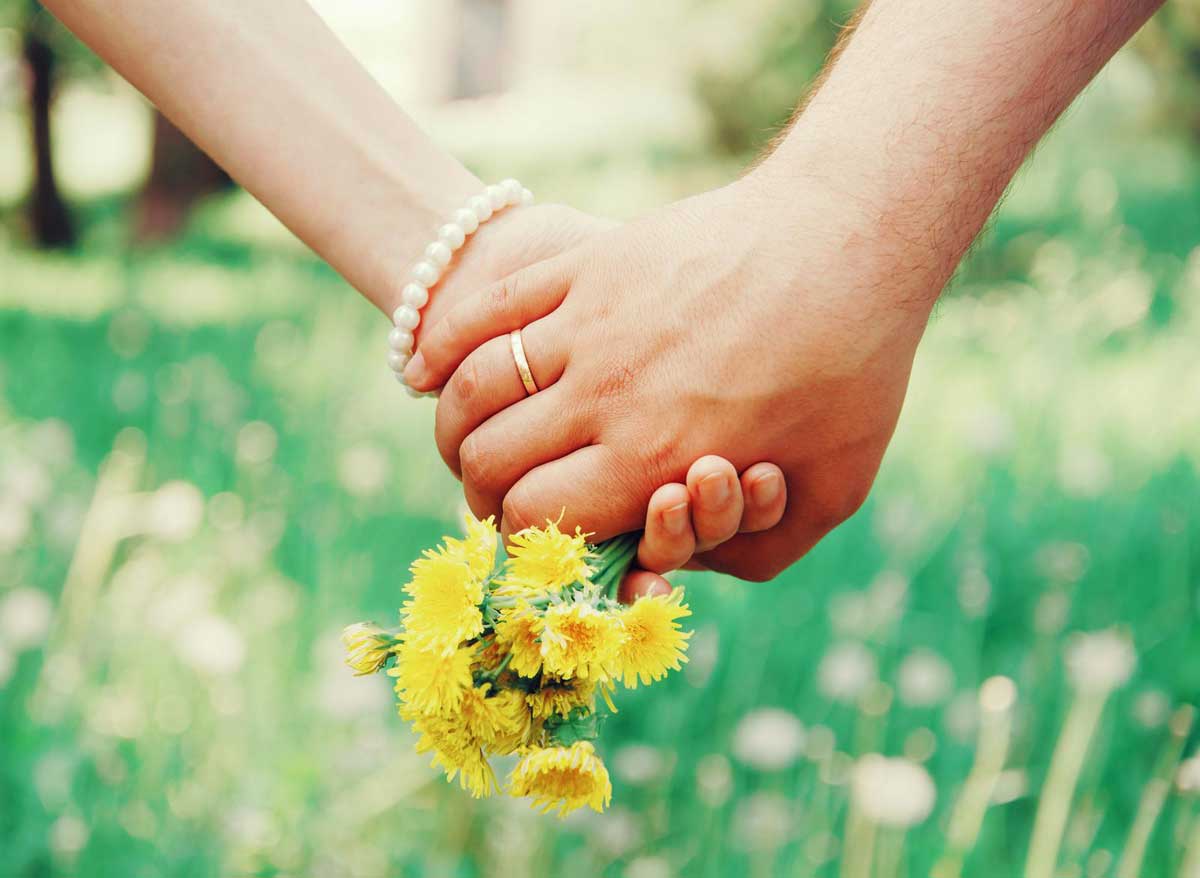 Dandelion Flower: 11 Surprising Uses & Interesting Facts 5 Newlyweds are often given dandelion flowers to represent new beginnings and prosperity.