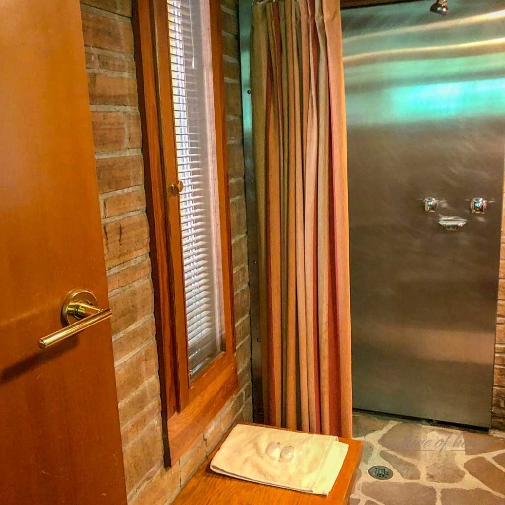 Seth Peterson / Frank Lloyd Wright Cottage in Lake Delton, Wi 6 frank lloyd wright cottage shower.
