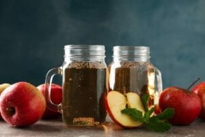 Pickle Juice vs Apple Cider Vinegar: Differences & Benefits Explained 1 pickle juice vs apple cider vinegar on table