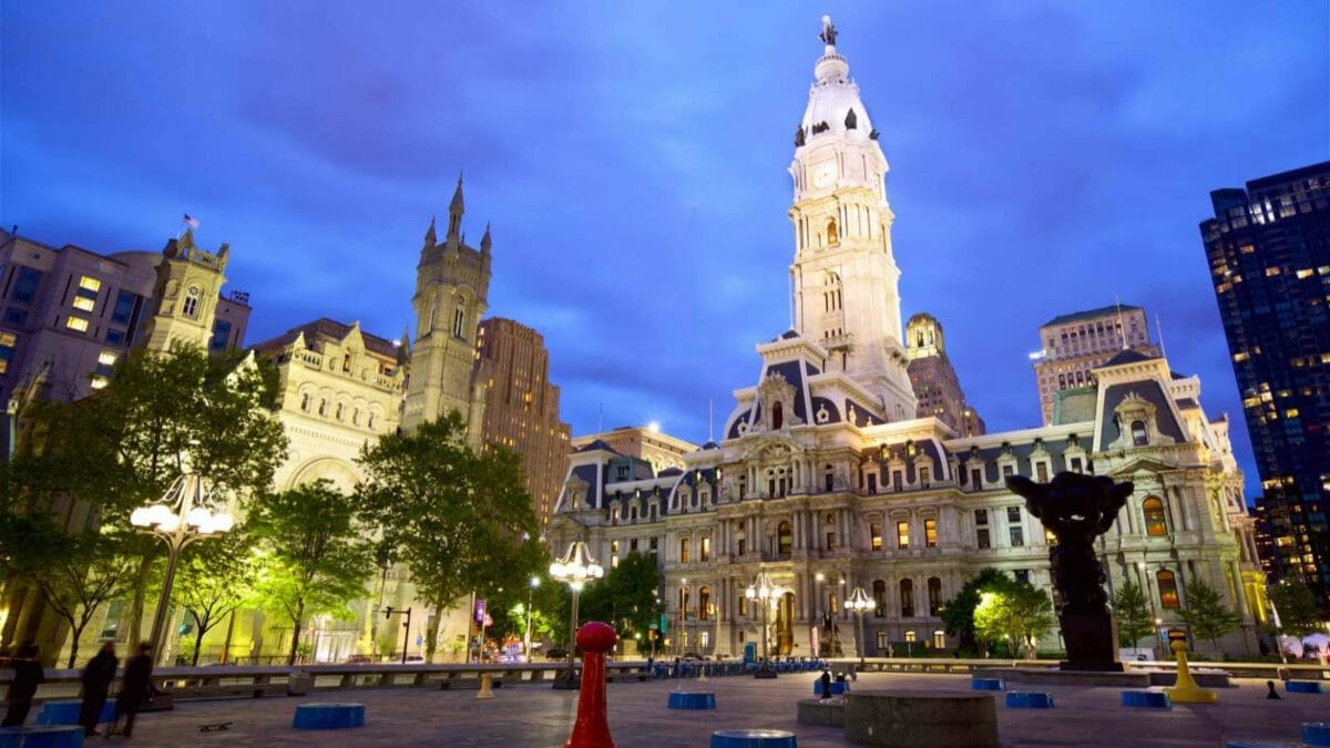 15 Historic U.S. Sites Every History Buff Should Visit 6 philadelphia City Hall
