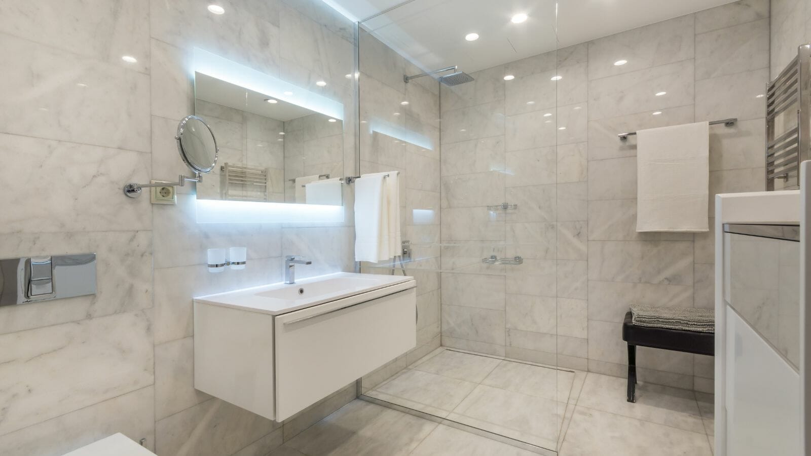 Hate Your Tiny Bathroom? You'll Love These 10 Genius Hacks 3 Hate Your Tiny Bathroom? You'll Love These 10 Genius Hacks - backlit mirror MSN