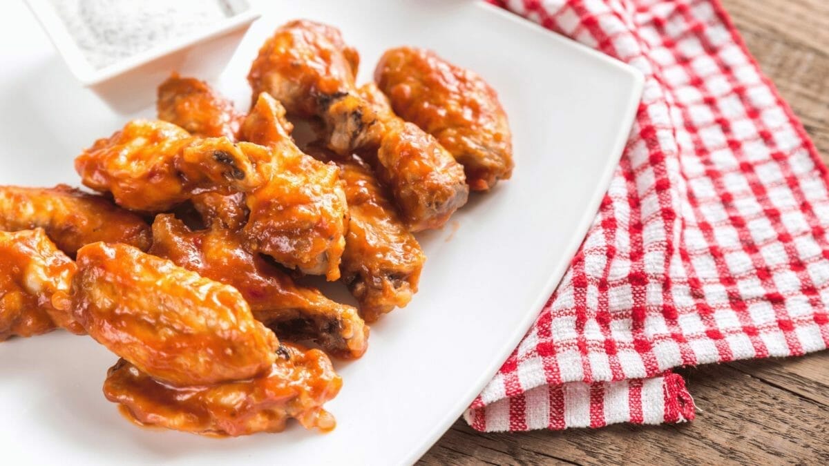 10 Smells Attracting Cats to Your Yard 11 10 Smells Attracting Cats to Your Yard - buffalo chicken wings dp97988400