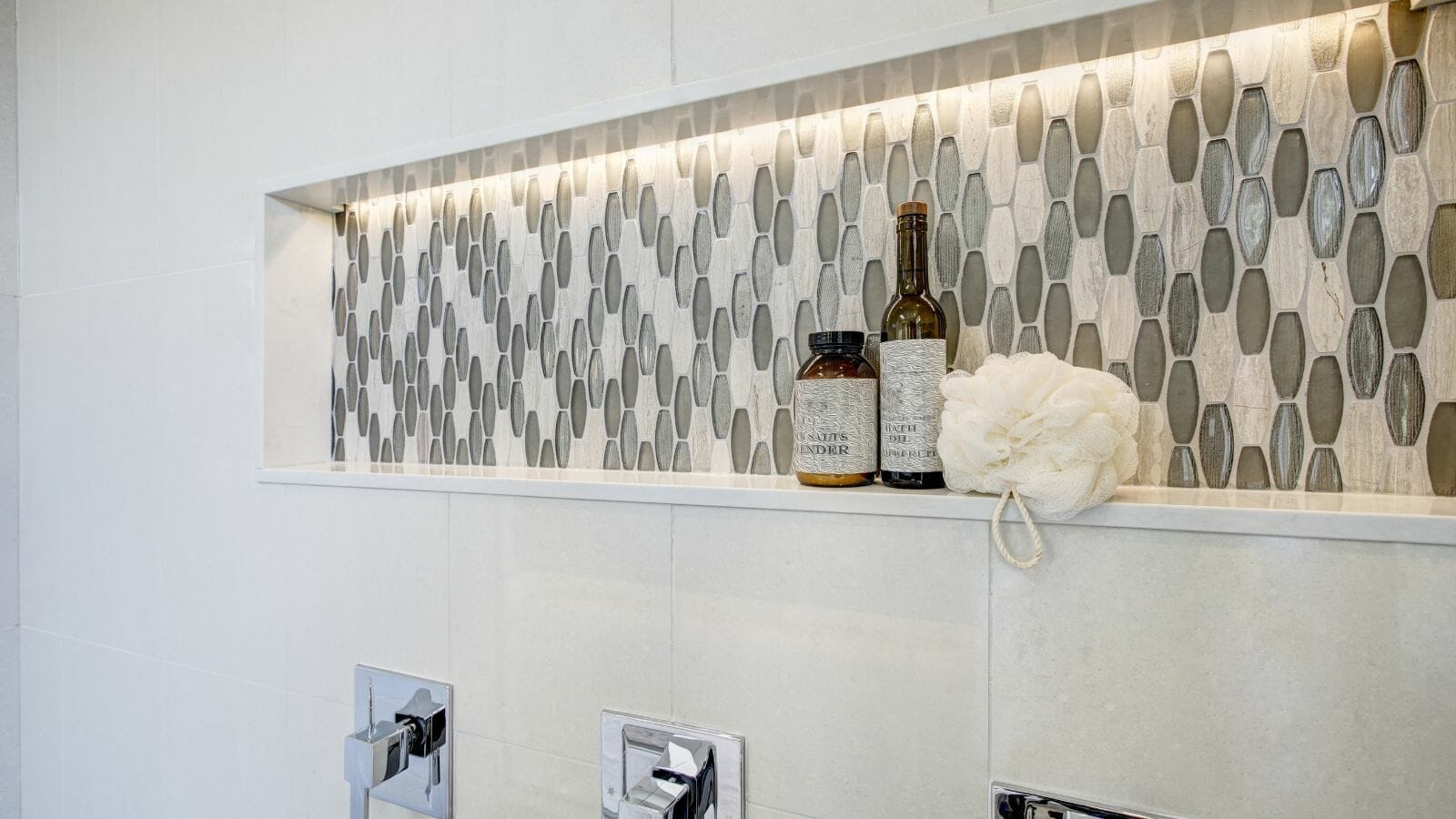 Hate Your Tiny Bathroom? You'll Love These 10 Genius Hacks 6 Hate Your Tiny Bathroom? You'll Love These 10 Genius Hacks - shower niche MSN