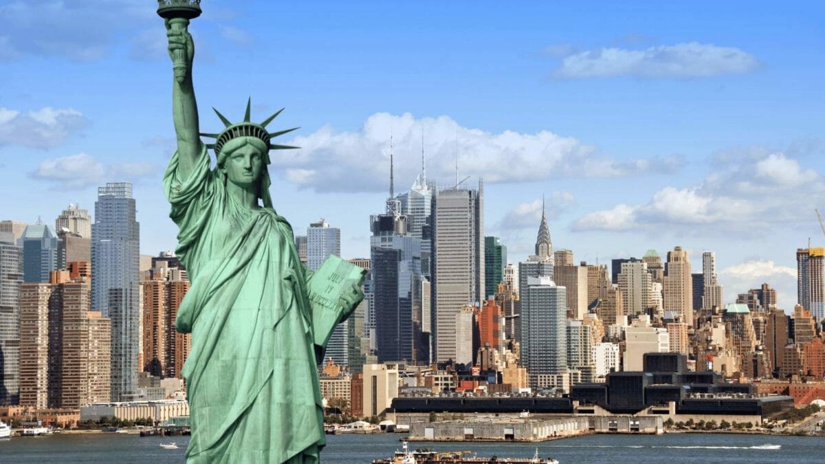 15 Historic U.S. Sites Every History Buff Should Visit 5 the statue of liberty