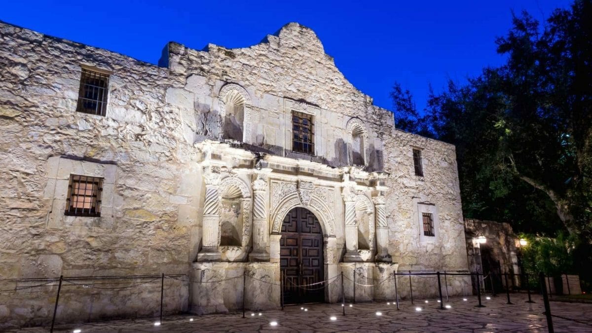 15 Historic U.S. Sites Every History Buff Should Visit 12 the alamo