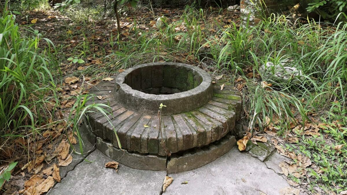 4 Abandoned Mansions That Will Give You Nightmares: A Haunting Tour of The Past! 4 Minxiong Ghost House well where maid died