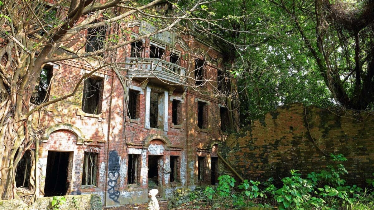 4 Abandoned Mansions That Will Give You Nightmares: A Haunting Tour of The Past! 2 Minxiong Ghost House