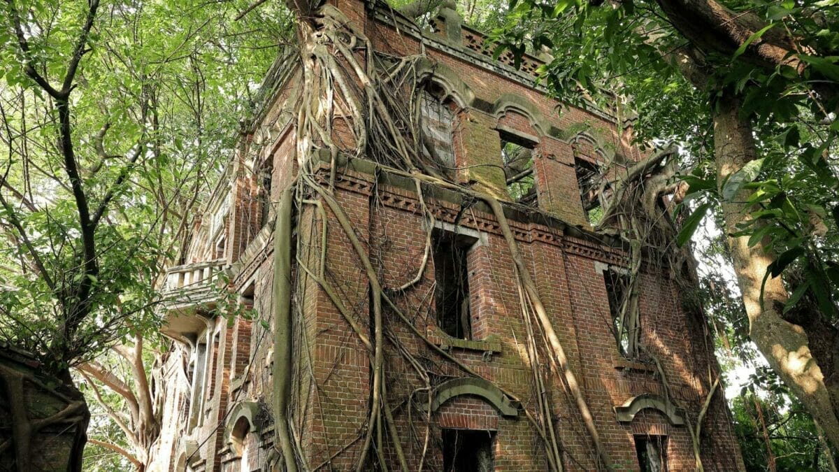 4 Abandoned Mansions That Will Give You Nightmares: A Haunting Tour of The Past! 3 Minxiong Ghost House