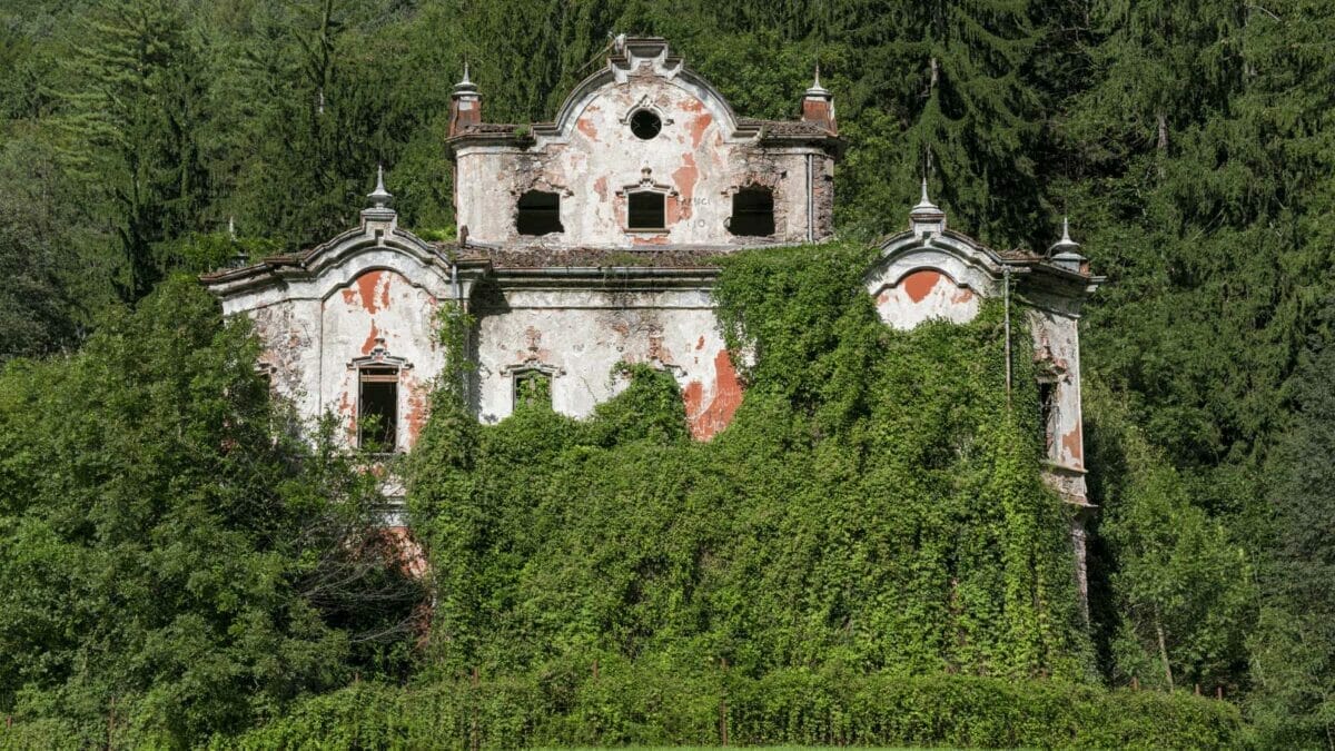 4 Abandoned Mansions That Will Give You Nightmares: A Haunting Tour of The Past! 6 Villa de Vecchi