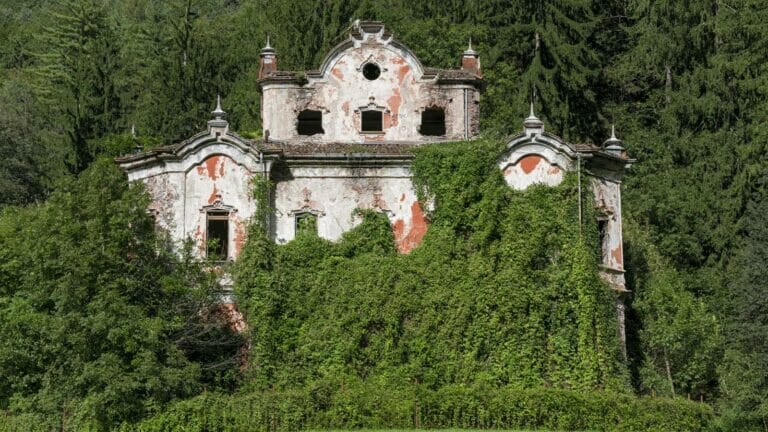 4 Abandoned Mansions That Will Give You Nightmares: A Haunting Tour of The Past! 4 abandoned mansion in Italy