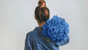 Blue Roses: Are They Real or Just a Myth? Here's the Truth 1 woman with blue roses wondering what they mean