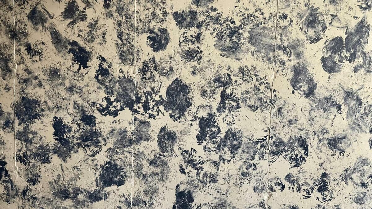 23 Outdated Home Trends Millennials Hate, But Boomers Love 22 23 Outdated Home Trends Millennials Hate, But Boomers Love - Sponge Painted Wall