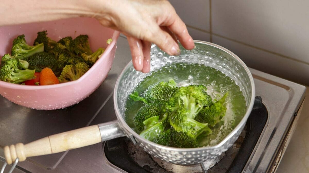 Homemade Fertilizer for Pothos: DIY Options for Thriving Plants 8 homemade pothos fertilizer using boiled veggie water