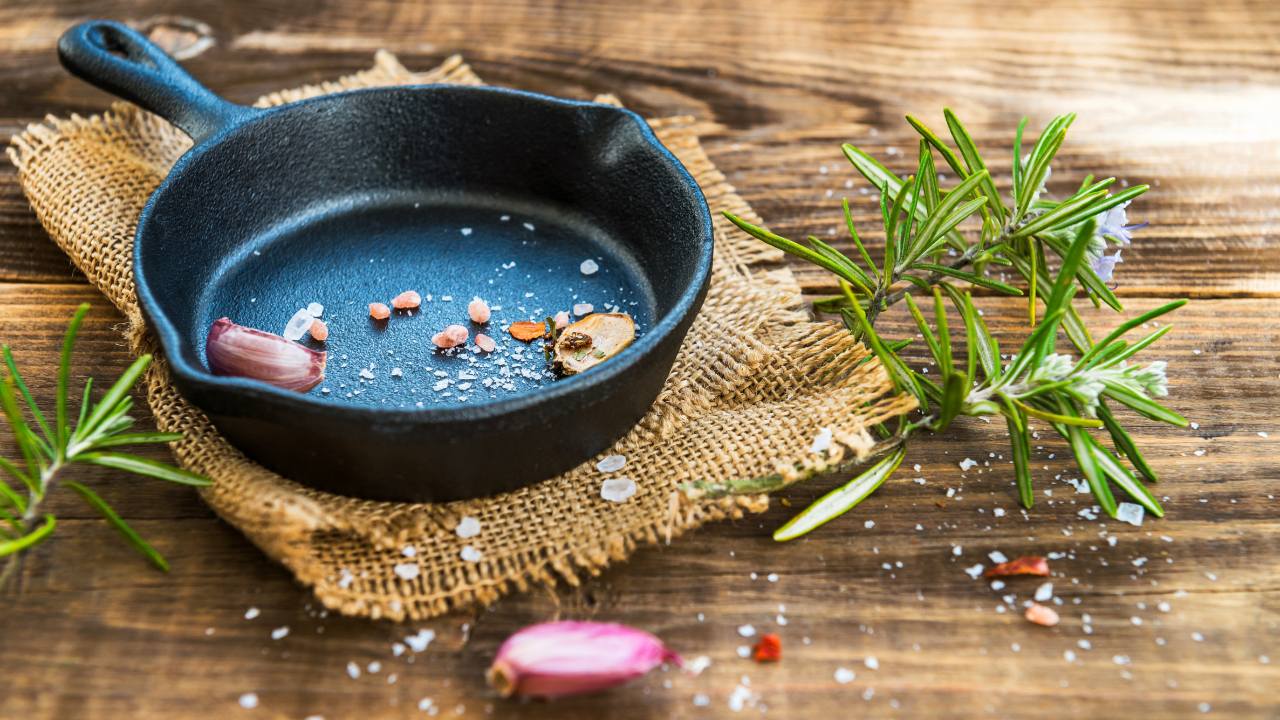 The Comeback of Steel & Cast Iron Pans: A Triumph Over Marketing Gimmicks 2 cast iron pan