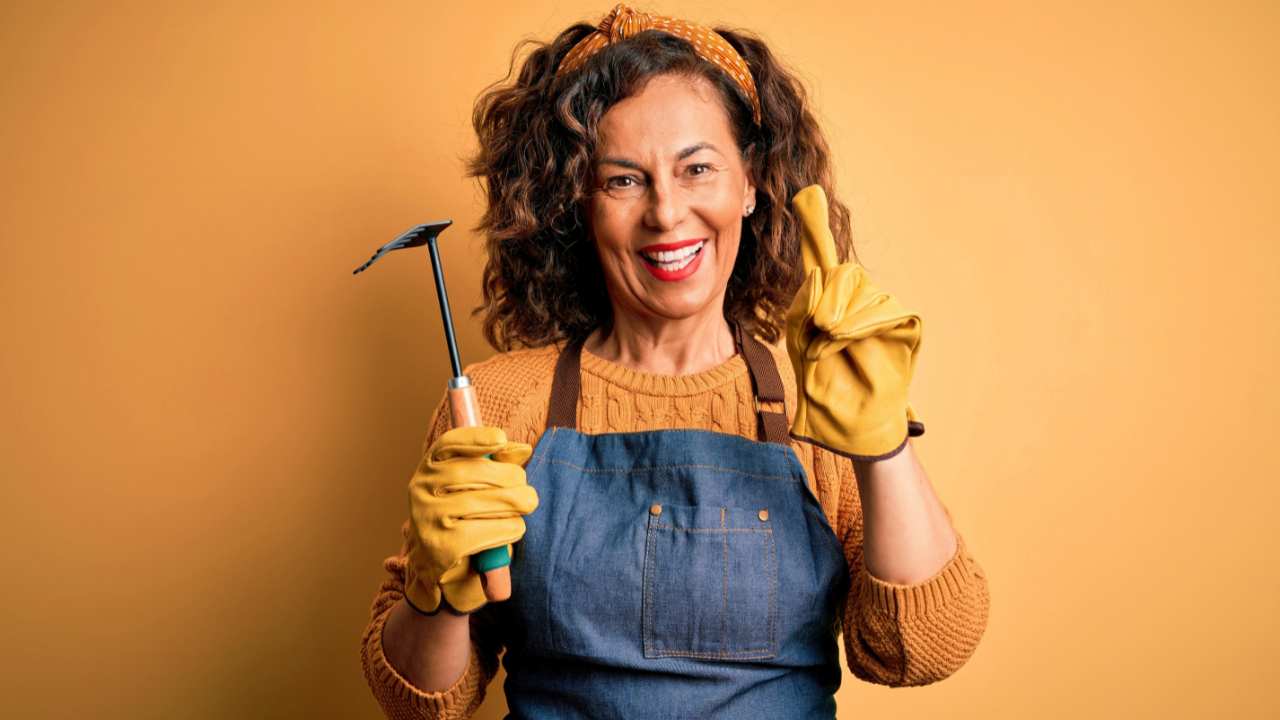 Caught Green-Handed: The Hilarious Way One Gardener Fought Back Against Plant Thieves 3 woman garden idea