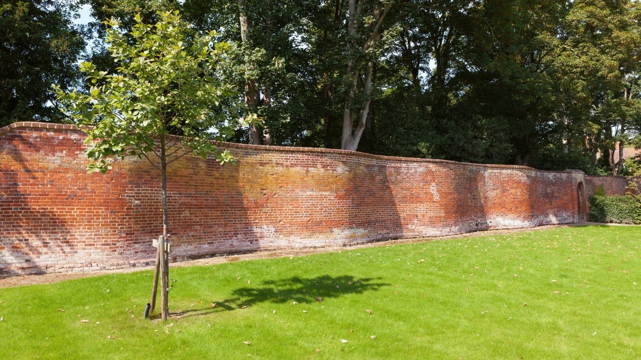 Curves with a Purpose: The Untold Story & Brilliance of Crinkle Crankle Walls 3 Curves with a Purpose: The Untold Story & Brilliance of Crinkle Crankle Walls - serpentine brick wall s642689131 2