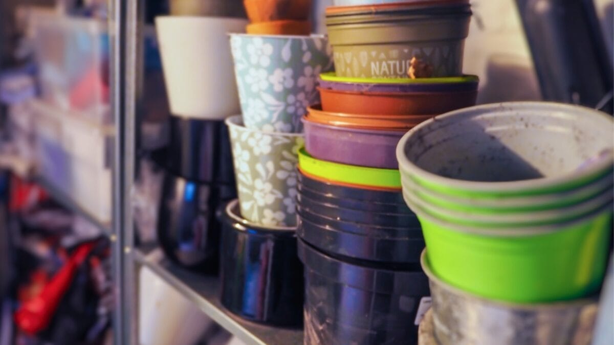 20 Things to Cleanup For Your Garden’s Fresh Start 21 20 Things to Cleanup For Your Garden’s Fresh Start - garden clutter ss600681290