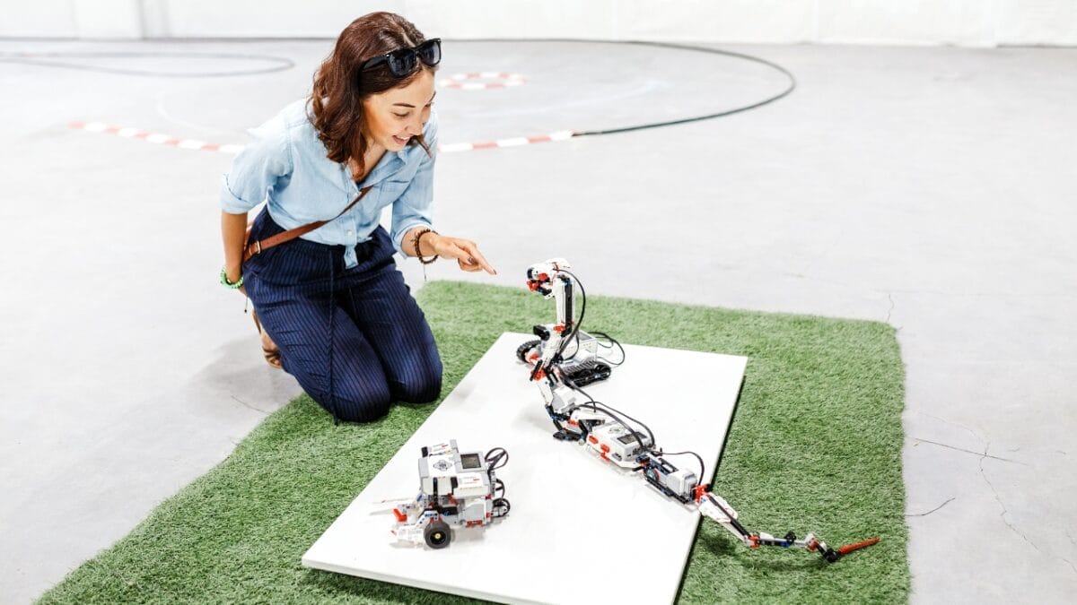 Virginia Tech Scientists Discover How Snakes 'Fly' Through the Air 2 Virginia Tech Scientists Discover How Snakes 'Fly' Through the Air - snake robot s710787229