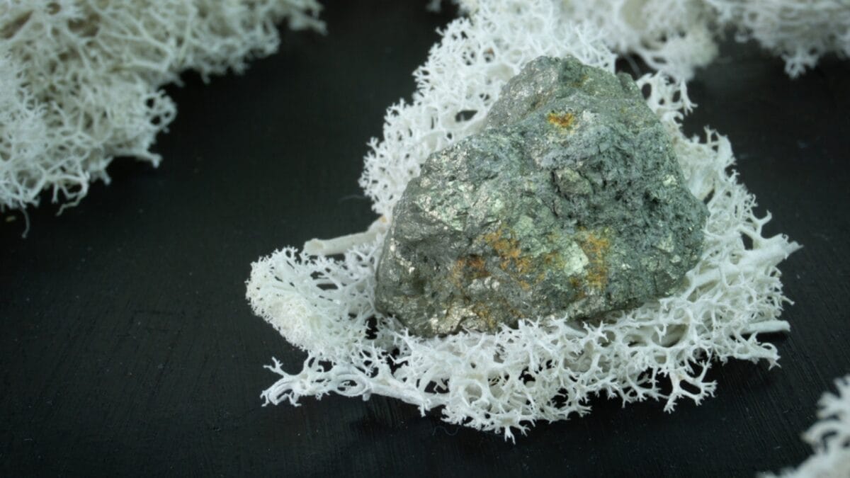 13 Crystals with Potentially Dangerous Properties 7 13 Crystals with Potentially Dangerous Properties - arsenopyrIte ss1953504856