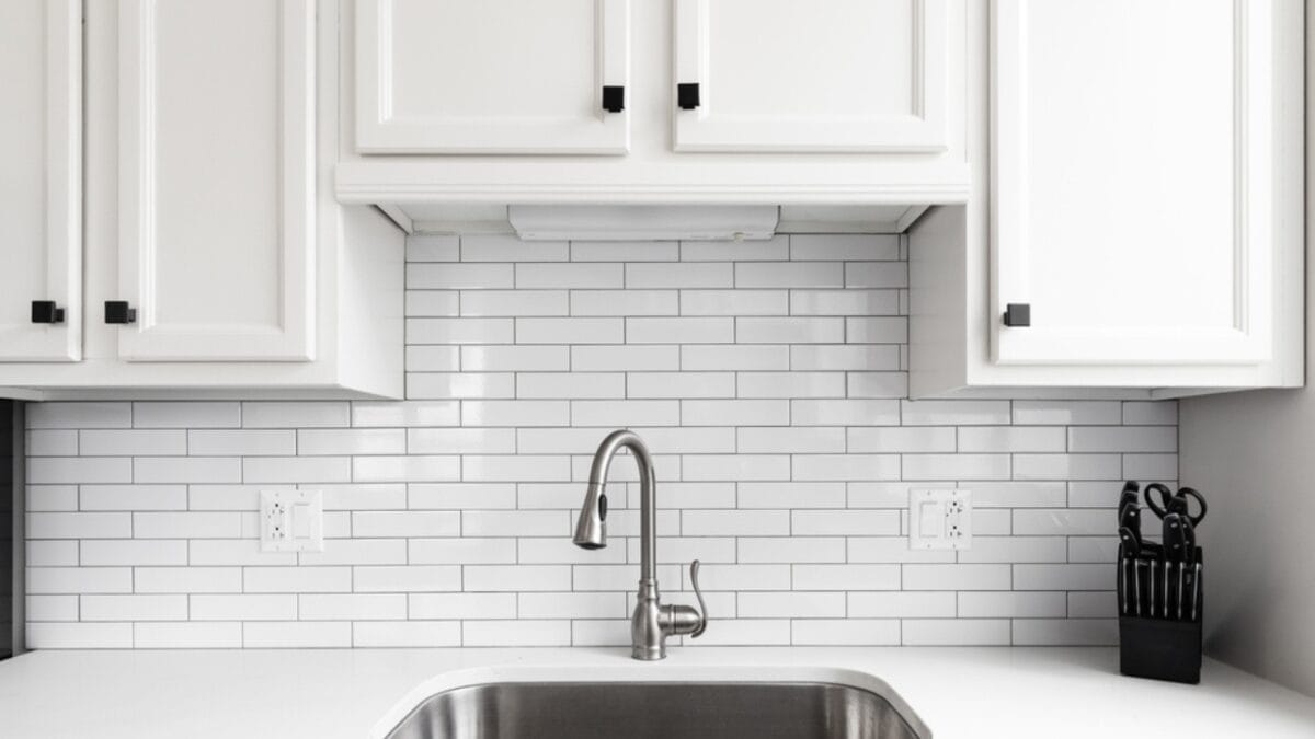 These 10 Kitchen Mistakes Always Devalue a House - backsplash kitchen ss2108069942