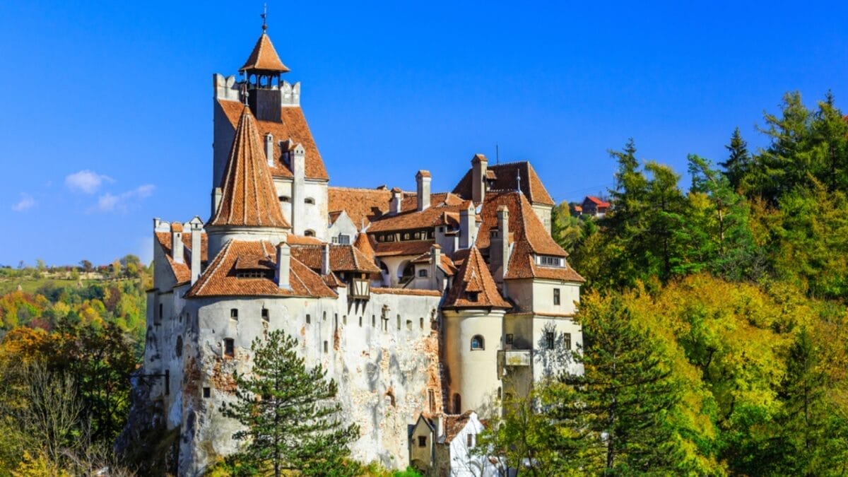 History’s Guardians: 15 Castles That Time Couldn’t Defeat 11 History’s Guardians: 15 Castles That Time Couldn’t Defeat - bran castle romania ss350739647