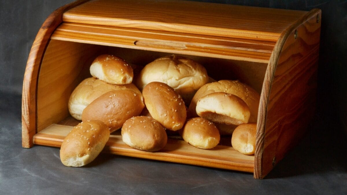10 Common Kitchen Scraps You Can Safely Feed to Wild Birds - bread box ss466651967