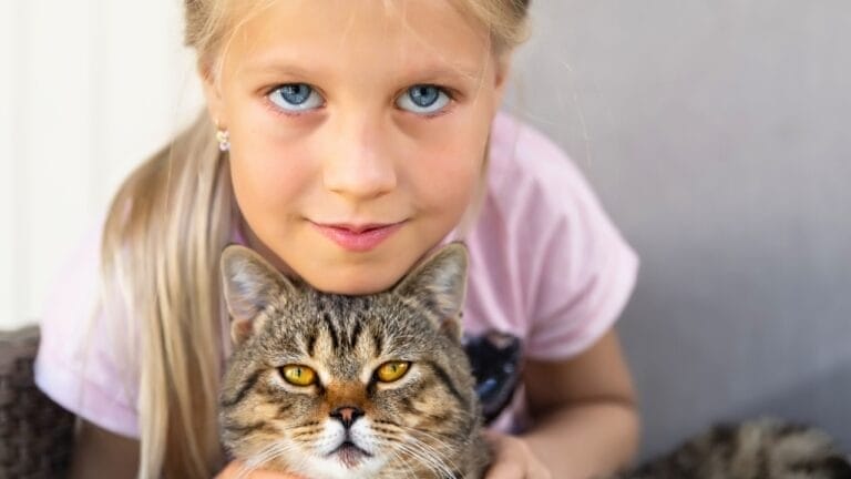 9 Telltale Signs Your Cat Has Your Back 1 9 Telltale Signs Your Cat Has Your Back - cat gaurding girl dp441890894