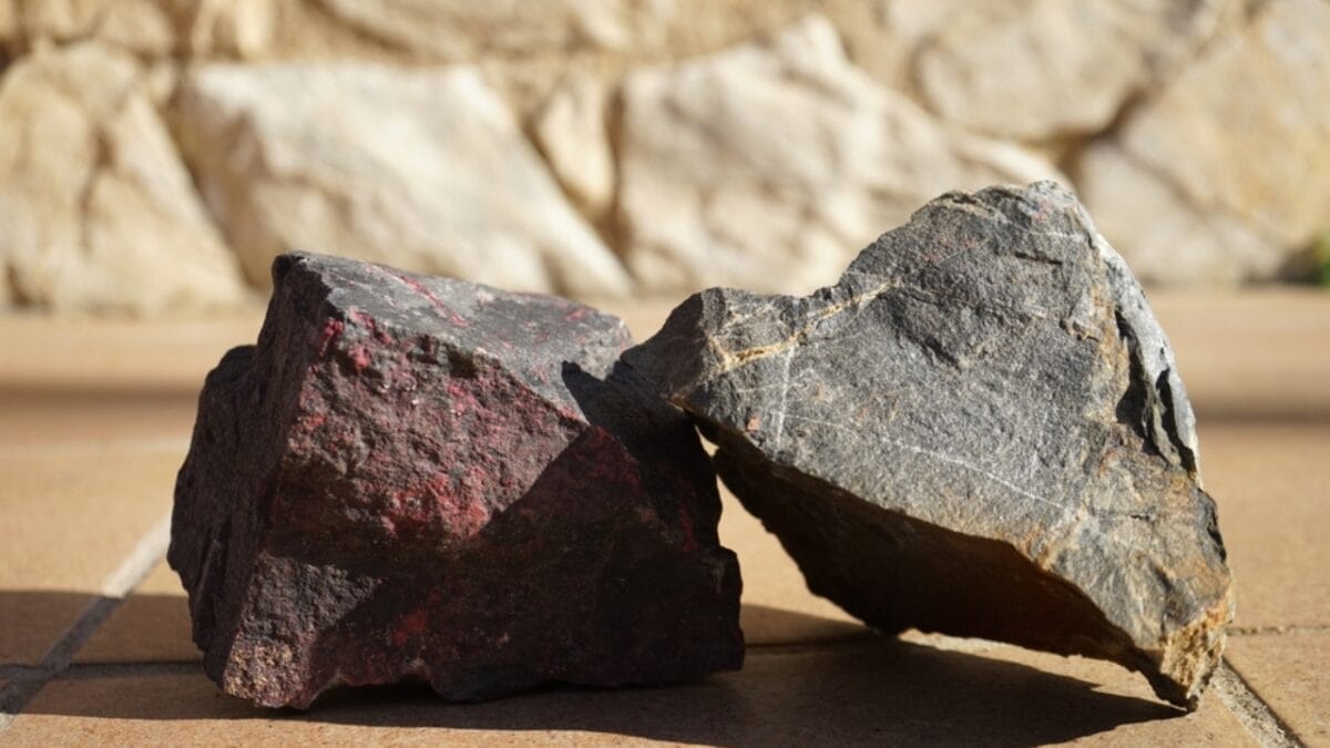 13 Crystals with Potentially Dangerous Properties - cinnabar ss2262294487