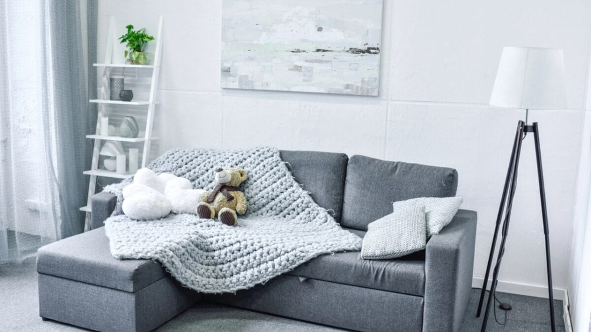 10 Tips for Decluttering if You’re a Messy Person 10 10 Tips for Decluttering if You’re a Messy Person - clean room couch dp163457360