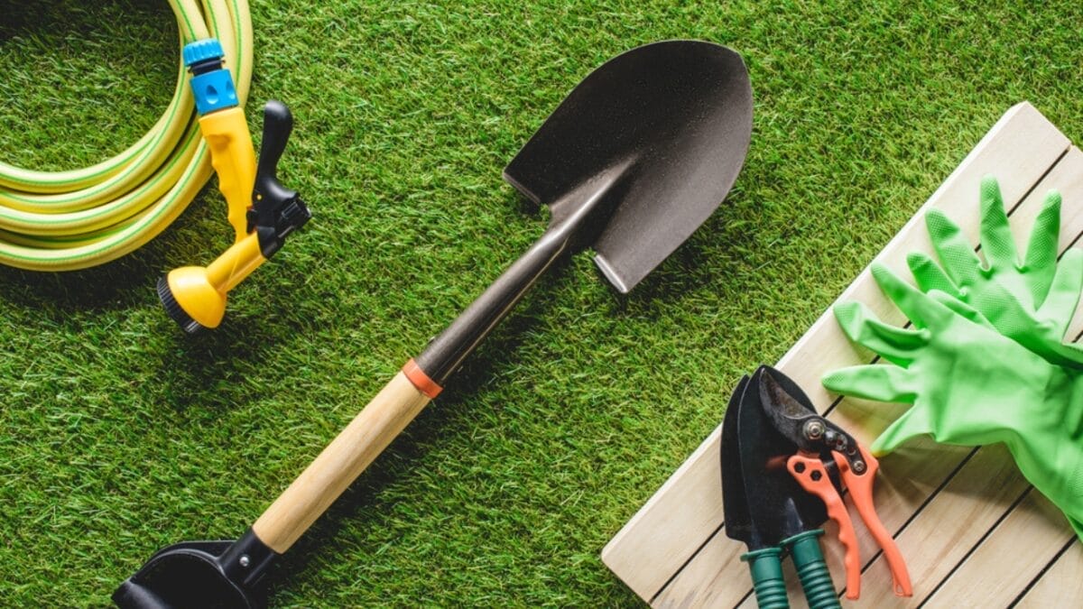 15 Murphy’s Oil Soap Hacks That Will Make Your Life Easier - cleaning garden tools dp191411262