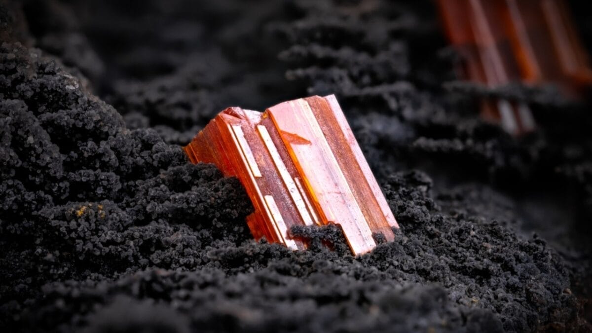 13 Crystals with Potentially Dangerous Properties 12 13 Crystals with Potentially Dangerous Properties - crocoite ss2415551145