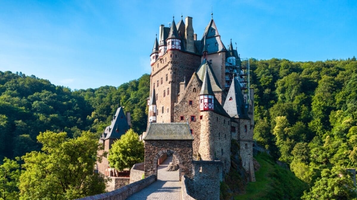 History’s Guardians: 15 Castles That Time Couldn’t Defeat 7 History’s Guardians: 15 Castles That Time Couldn’t Defeat - eltz castle germany ss2207228705