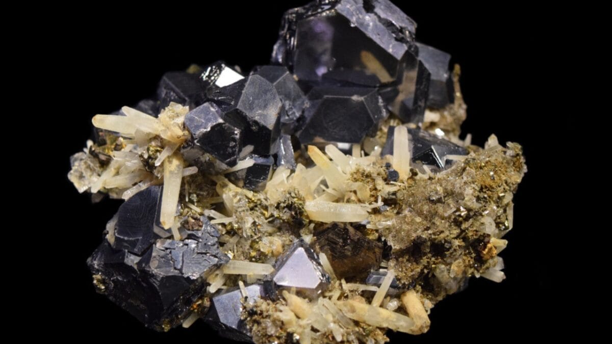 13 Crystals with Potentially Dangerous Properties - galena ss1205263942
