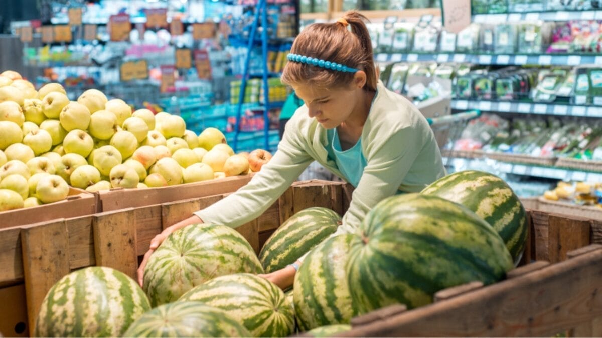 Juicy 6-Step Guide to Picking the Perfect Watermelon 5 Juicy 6-Step Guide to Picking the Perfect Watermelon - girl holding watermelon ss1174190224