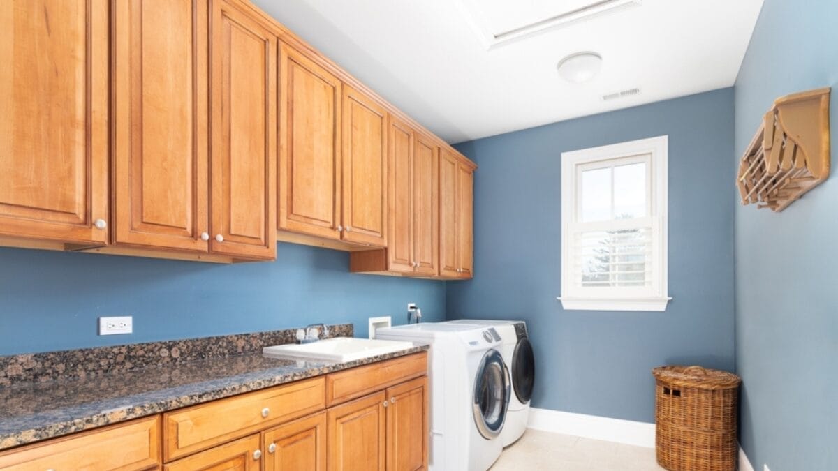 15 Clever Ways to Maximize Space in Your Tiny Laundry Room 5 15 Clever Ways to Maximize Space in Your Tiny Laundry Room - laundry countertop ss2115042617