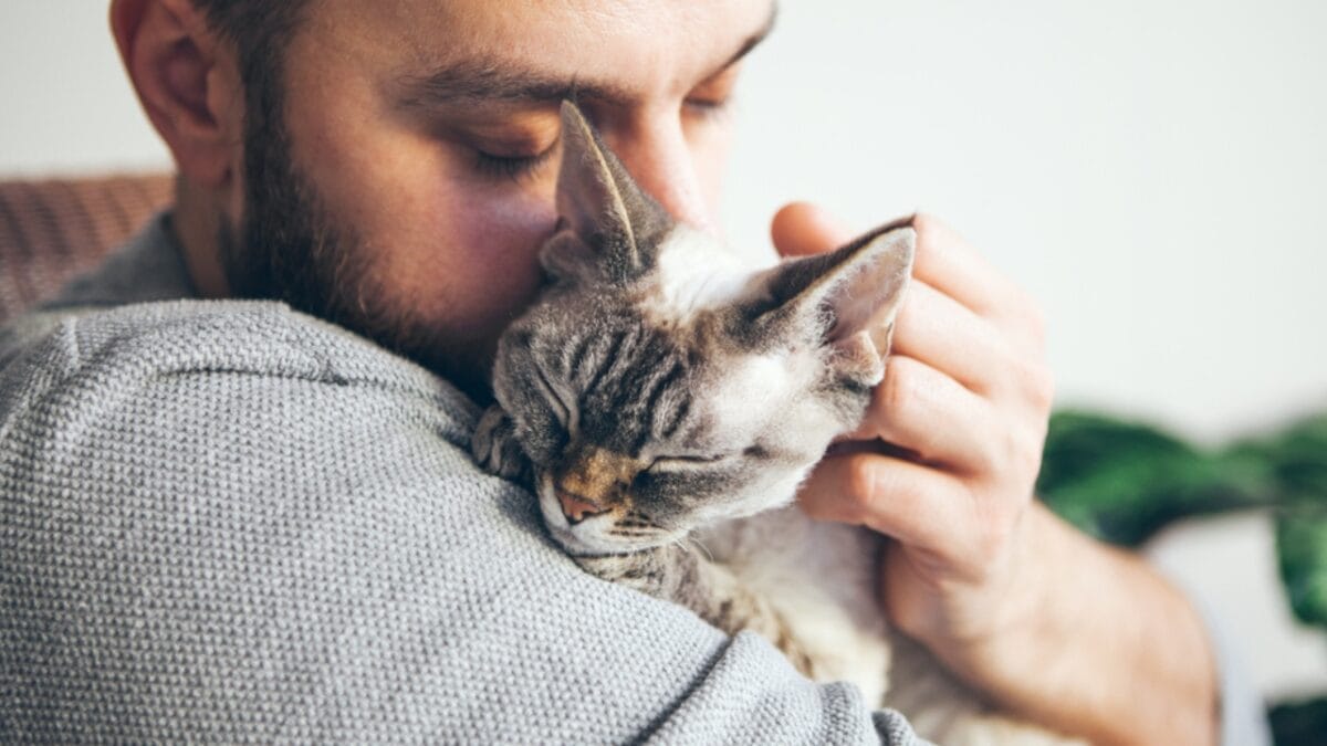 9 Lives, 9 Health Benefits: How Cats Can Extend Your Lifespan 6 9 Lives, 9 Health Benefits: How Cats Can Extend Your Lifespan - man hugging cat ss1330053623