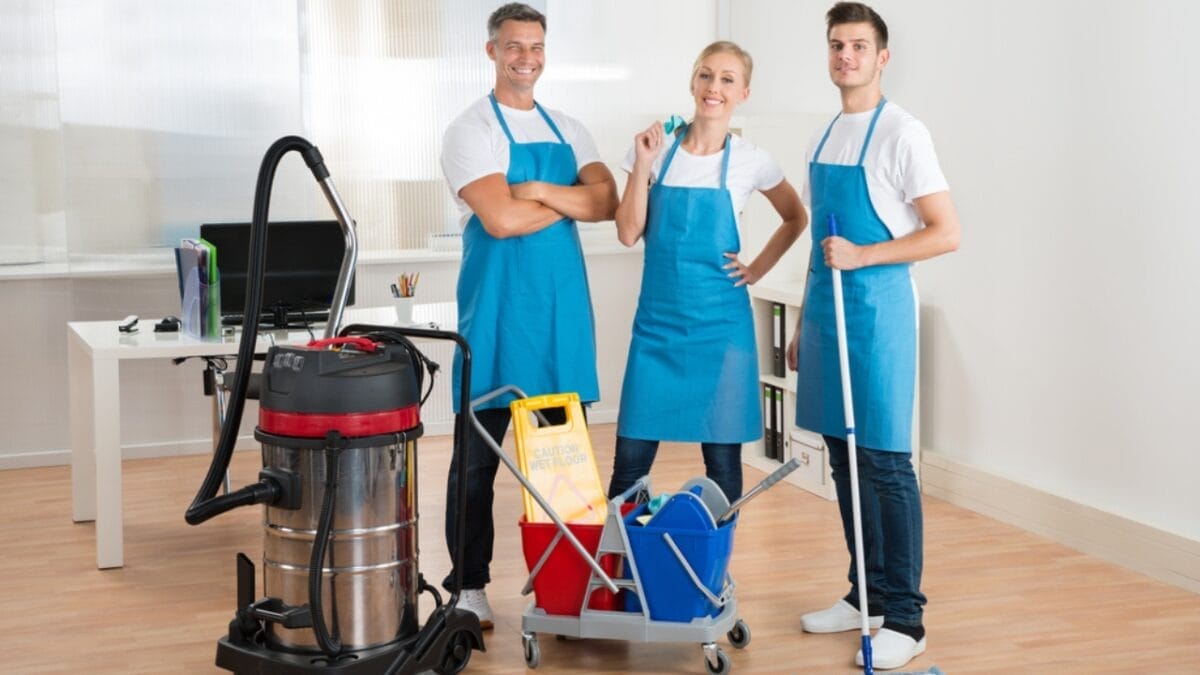 10 Tips for Decluttering if You’re a Messy Person 12 10 Tips for Decluttering if You’re a Messy Person - professional cleaners with tools dp86527892