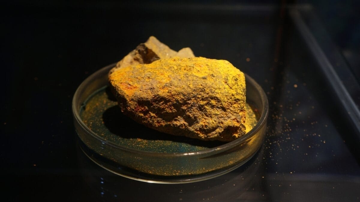 13 Crystals with Potentially Dangerous Properties - realgar ss1871661826