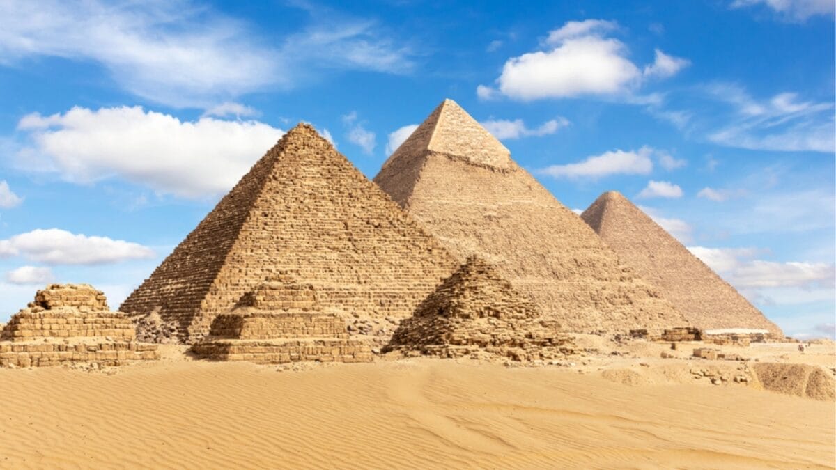 12 Oldest Structures in the World That Have Withstood the Test of Time 9 12 Oldest Structures in the World That Have Withstood the Test of Time - the great pyramid of giza egypt dp254815812