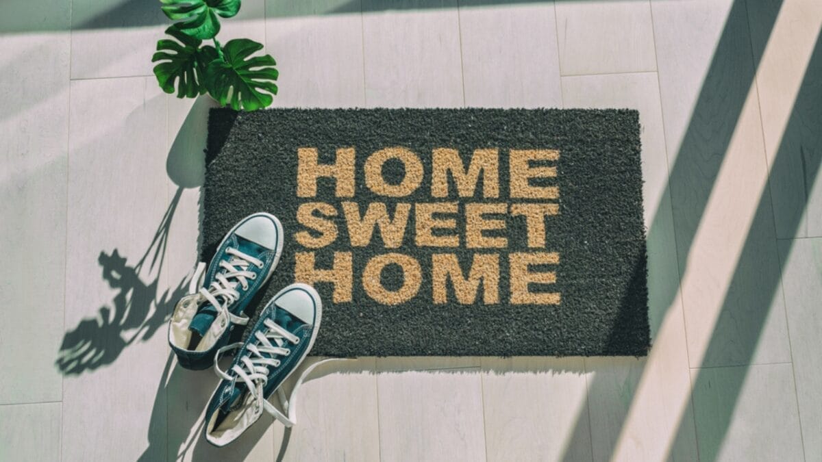 15 Home Decor Hacks to Boost Your Well-Being & Happiness 13 15 Home Decor Hacks to Boost Your Well-Being & Happiness - welcoming entryway ss1958805412