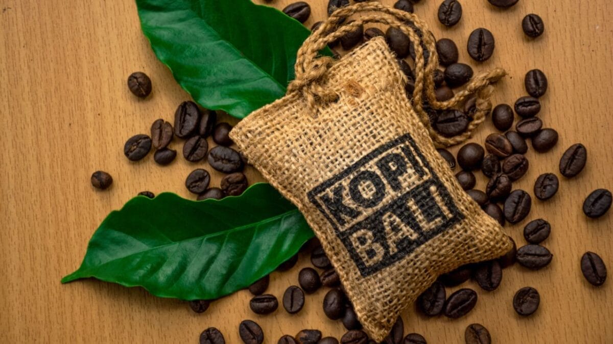 13 Creative & Practical Uses of Coffee Grounds That You Can Do at Home 11 13 Creative & Practical Uses of Coffee Grounds That You Can Do at Home - Air Freshener Odor Absorber ss1764583817