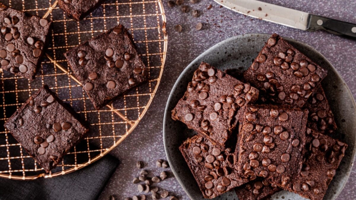 Satisfy Your Sweet Tooth With These 10 Diabetic-Friendly Desserts 7 Satisfy Your Sweet Tooth With These 10 Diabetic-Friendly Desserts - Almond Flour Brownies ss1673651341
