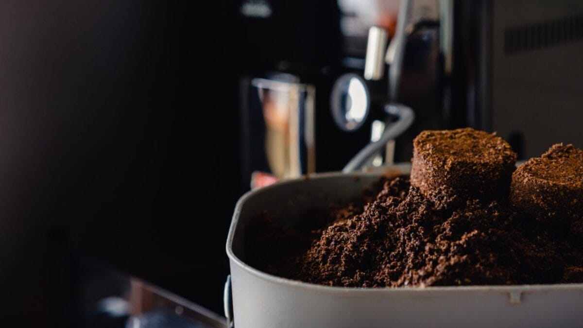 13 Creative & Practical Uses of Coffee Grounds That You Can Do at Home 10 13 Creative & Practical Uses of Coffee Grounds That You Can Do at Home - Antibacterial Cleaner ss2090005159
