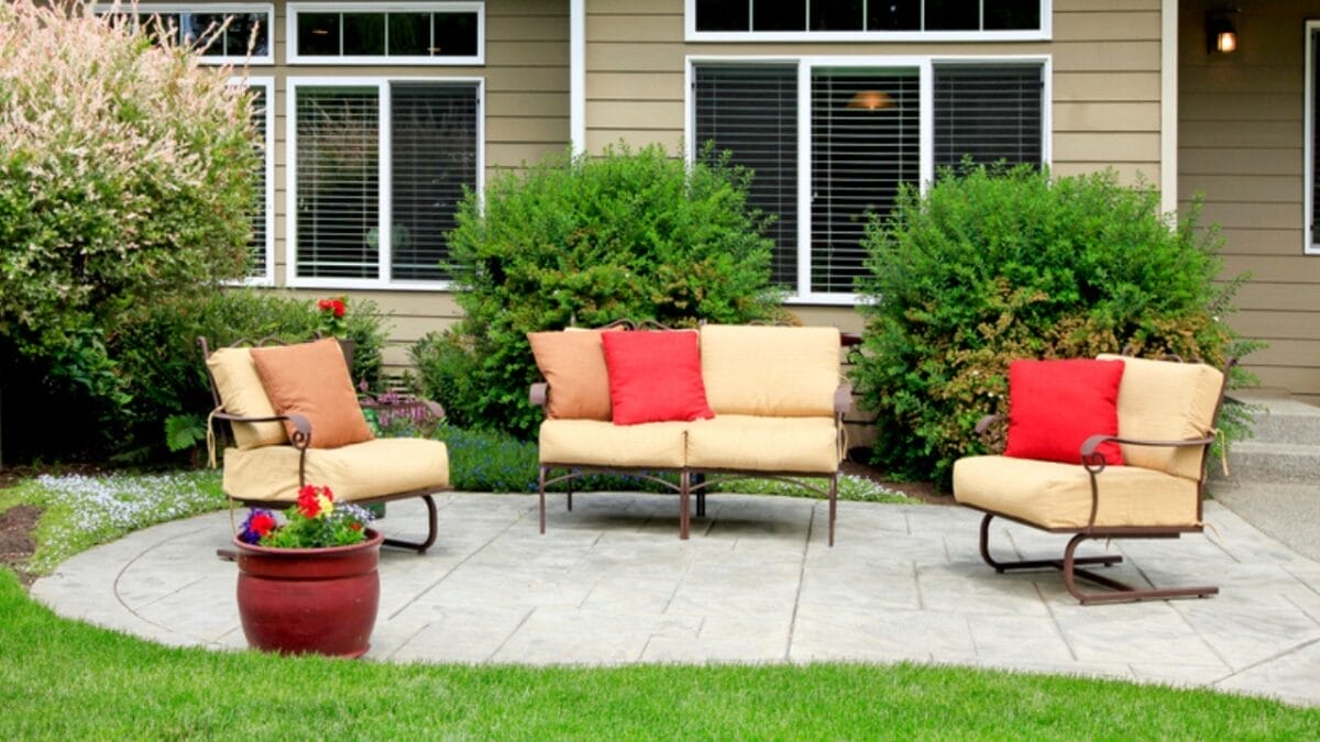 15 Budget-Friendly Ways to Makeover Your Backyard 7 15 Budget-Friendly Ways to Makeover Your Backyard - Backyard Sitting Area dp13894649 1