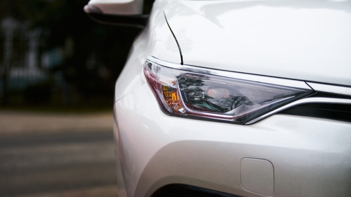 15 Household Items You Can Polish Up Using Toothpaste 8 15 Household Items You Can Polish Up Using Toothpaste - Car Headlights ss1665084400