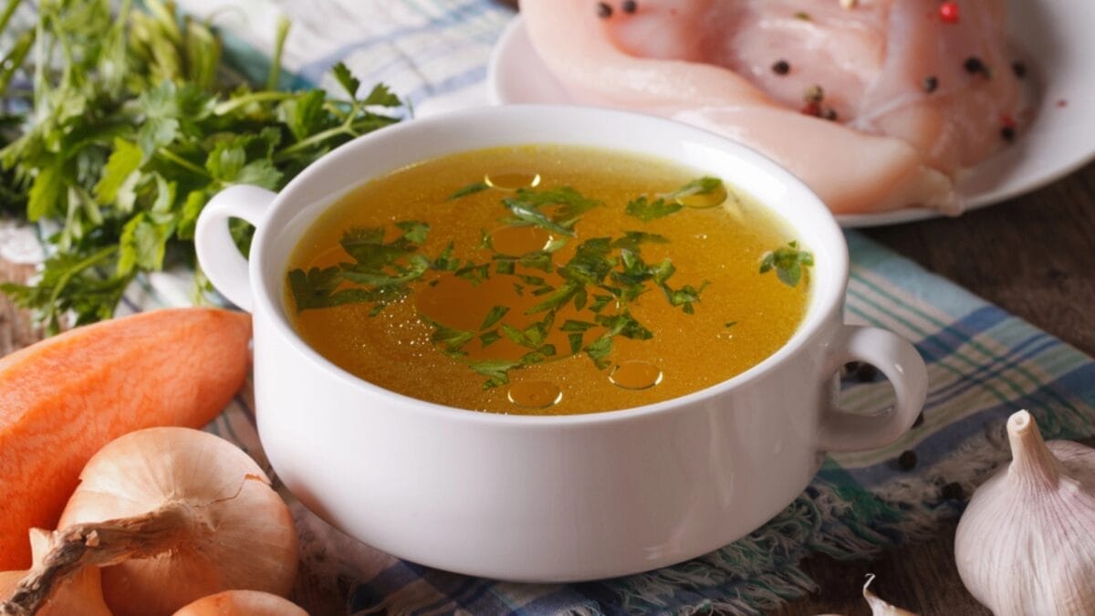 15 Foods That Can Help Your Sick Cat Start Eating Again 4 15 Foods That Can Help Your Sick Cat Start Eating Again - Chicken Broth dp73418607