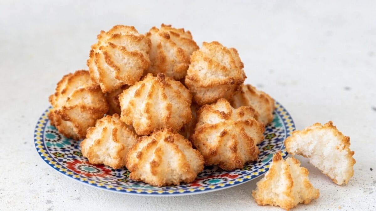 Satisfy Your Sweet Tooth With These 10 Diabetic-Friendly Desserts 8 Satisfy Your Sweet Tooth With These 10 Diabetic-Friendly Desserts - Coconut Macaroons ss2168925887