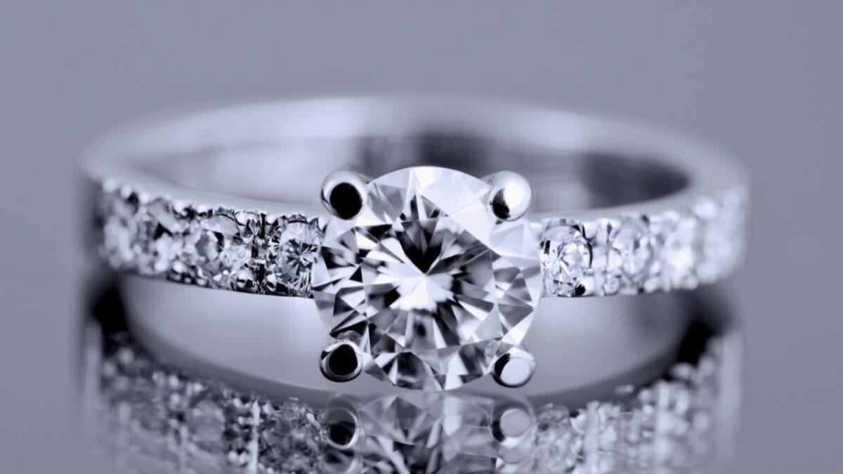 15 Household Items You Can Polish Up Using Toothpaste 9 15 Household Items You Can Polish Up Using Toothpaste - Diamond Rings ss301744982