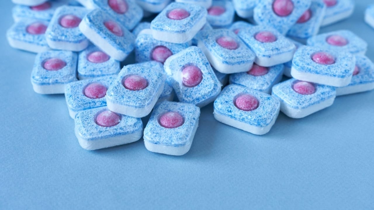 20 Brilliant Cleaning Tips You'll Wish You Knew Sooner 15 20 Brilliant Cleaning Tips You'll Wish You Knew Sooner - Dishwasher tablets ss2411767191