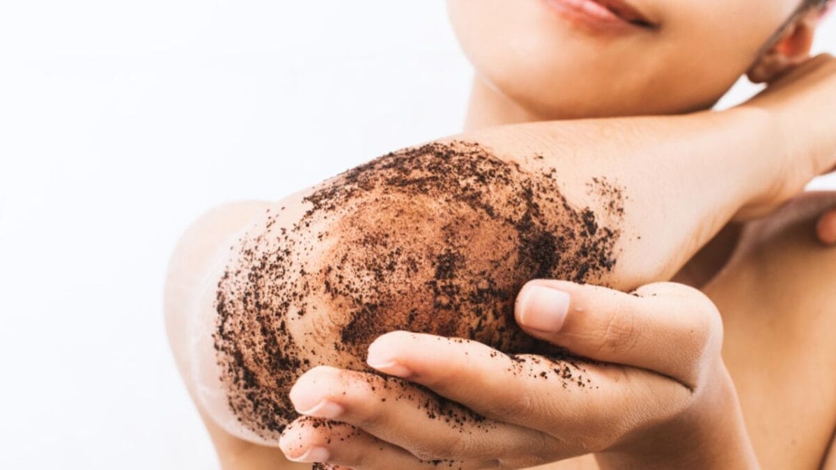 13 Creative & Practical Uses of Coffee Grounds That You Can Do at Home 8 13 Creative & Practical Uses of Coffee Grounds That You Can Do at Home - Exfoliating Body Scrub ss1116858740